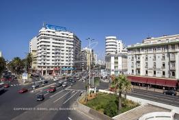 Image du Maroc Professionnelle de  La plus importante place casablancaise doit sa naissance, sous le nom de la Place de France, à la perspicacité du jeune architecte français, Henri Prost, auteur du premier plan urbanistique de Casablanca. Cœur de la circulation, la place a subi plusieurs transformations nécessitées par la croissance de la ville. Son aspect actuel est le résultat de démolitions successives. Ainsi, on a vu disparaître une partie des remparts et du Mellah en 1930, la Tour de l’Horloge en 1948, les bâtiments de la Banque de l’Etat et de la Gare de la C.T.M. en 1953, qui ont permis l‘ouverture de L’avenue des Forces Armées Royales (F.A.R.) au centre, Lundi 6 Juillet 2009. A droite le fameux Hôtel Excelsior. (Photo / Abdeljalil Bounhar) 